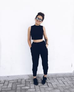 Calça moletom, cropped preto,  óculos... College Street Style, Outfit Shopping, Fashionista Style, Tumblr Outfits, Looks Black, Black Women Fashion, All Black Outfit, Super Ideas, Fashion Summer