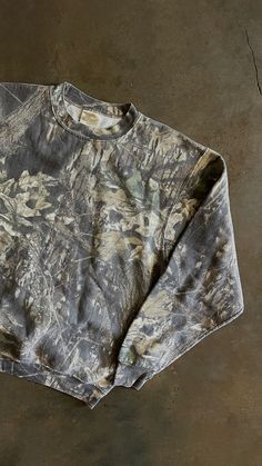 Cheap Vintage Print Crew Neck Top, Shopping For Men, Summer Covered Outfits, Clothes Sweatshirts, Clothing Pieces Aesthetic, Camo Print Outfit, Retro Crewneck, Cool Clothing Pieces, Women Camo Outfits