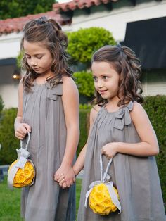 14 Adorable Flower Girl Hairstyles Grey Flower Girl Dress, Wedding Hairstyles For Girls, Girl Hairdos, Curly Hair Styles Easy, Flower Girl Hairstyles, Peinados Fáciles Para Cabello Corto, Modern Hairstyles, Girl Short Hair