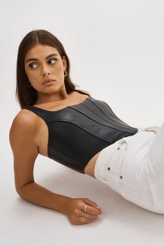 Un incontournable de toute garde-robe. Avec ses détails structurés, le haut corset en cuir TABIA fait tourner les têtes. Superposez-le à une chemise boutonnée ou portez-le seul avec un jean pour un style décontracté. Chic Leather Corset For Party, Chic Leather Party Corset, Faux Leather Corset With Corset Back, Black Overbust Top For Night Out, Chic Black Corset Belt With Boned Bodice, Chic Fitted Faux Leather Corset, Chic Fitted Leather Corset Belt, Chic Faux Leather Fitted Corset, Leather Corset For Night Out