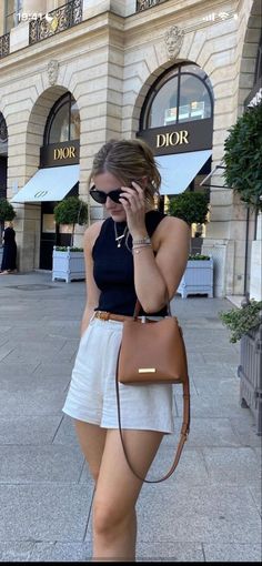 Lengan Puff, Rok Midi, Sandal Tali, Walking Down The Street, Europe Outfits, Spring Look, Casual Day Outfits, Elegante Casual, Looks Chic