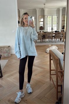 Cute Workout Outfits Winter, Mom Athleisure Style, Comfy Leggings Outfit, Casual Leggings Outfit Fall, Outfit Ideas Lululemon, Comfy Legging Outfits, Colored Leggings Outfit, Lululemon Outfit Ideas, Busy Mom Outfits