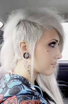 not the color, but that one strand by her ear kinda looks normal lol. What I looking for but super nervous to do it! Womens Undercut, Chica Punk, Shaved Side, Scene Girl, Punk Hair, Alternative Hair, Scene Hair, Shaved Hair, Party Hairstyles