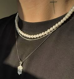 Jewelry Accessories Mens, Men Aesthetic Necklace, Pearl Necklace Aesthetic Men, Men Accessories Aesthetic Necklace, Mens Chains Aesthetic, Pearl Necklaces Men, Men Pearl Necklace Outfit, Pearl Men Necklace, Men’s Necklace Aesthetic