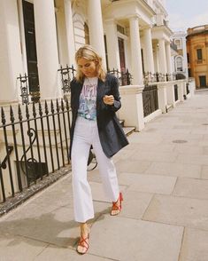 Estos Looks Con Pantalones Blancos Anchos Definitivamente Te Inspirarán – Cut  Paste – Blog de Moda Degree Outfit, Sneaker Outfits, Legging Outfits, Todays Outfit, Outfit Combinations, Summer Trends, Spring Outfits Casual