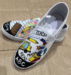 Hand Painted Teacher Shoes! Perfect Appreciation gift for your favorite teacher!  Can also personalize with your teachers name, the subject they teach or grade level! Achool Shoes, Miami Dolphins Shoes, Canvas Shoes Diy, Teacher Shoes, Painted Converse, Teacher Themes, Minion Christmas, Painting Teacher, Teacher Fits