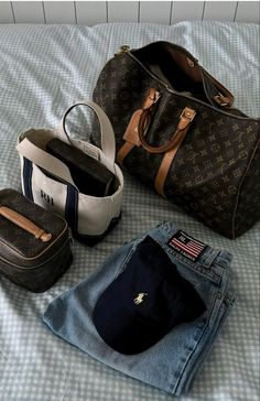 Accessories Moodboard, Preppy Accessories, Airport Aesthetic, Future Lifestyle, Old Money Aesthetic, Airport Style, Travel Aesthetic, Old Money, Connecticut