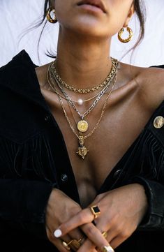 Bold Jewelry Outfits, Gold And Silver Jewelry Together, Child Of Wild, Figaro Chain Necklace, Hairstyles Women, Stacked Necklaces, Coin Pendant Necklace, Bold Jewelry, Double Chin