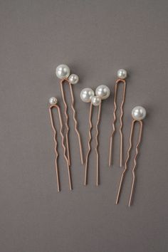 * This delicate SET OF 5 hair pins made with pearls. Complement most wedding hairstyles. It is the perfect bridal hair vine for that woman who wants to simply sparkle on her wedding day. * Length 7cm (2.5 inches) Choose your color | rose gold  |   gold  |  silver  | * Flexible and bendable. *Each Spring Wind hair accessory set is packed in original gift box perfect for safe storage and travel. MORE HAIR PINS https://www.etsy.com/shop/SpringWindStore?ref=simple-shop-header-name&listing_id=6721009 Gold Headpiece Wedding, Boho Wedding Crown, Gold Hair Pins, Long Hair Vine, Pearl Wedding Hair, Hair In The Wind, Leaf Headpiece, Gold Hair Vine, Boho Headpiece