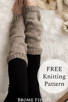 a woman's legs in knitted leg warmers with text overlay that reads free knitting pattern