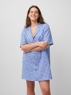 "IDA is a short sleeve linen bowling mini shirt dress. DETAILS - Short sleeve - Label collar - Mini length - Small coconut buttons closure - 100% lightweight European linen fabric - Cut and sewn to order just for you in our studio COLOR - Gingham Blue, you can also choose other colors above - Fabric samples are available here https://www.etsy.com/listing/586569696/linen-fabric-samples SIZING & FIT - Relaxed, loose fit - Model is 5'6\" / 172 cm and wearing a size M CARE FOR LINEN - Machine wash up to 30ºC/86ºF gentle cycle - Lay flat to dry or tumble dry low - Warm iron if needed - Do not bleach SIZE GUIDE Size conversion guide Size XS (US 0-2, IT 36-38, UK 4-6, Japan 3-5, France 32-34) Size S (US 4-6, IT 40-42, UK 8-10, Japan 7-9, France 36-38) Size M (US 8-10, IT 44-46, UK 12-14, Japan 11 Shirt Dress Short, Linen Slip Dress, Linen Crop Top, Linen Tank Top, Linen Crops, Linen Shirt Dress, Handmade Clothing, Dress Short Sleeve, Mini Shirt Dress