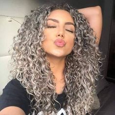 Curly Silver Hair, Dyed Curly Hair, Grey Curly Hair, Highlights Curly Hair, Colored Curly Hair, Workout Inspiration, Beautiful Curly Hair, Long Curly Hair, Blonde Balayage