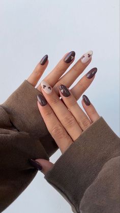 Homecoming Nails 2023, Dark Brown Gel Nails Short, Simple Nail Art Fall, Cute Brown Nail Ideas, Brown Nails Natural, Acrylic Nail Designs Autumn, Nails Braun, Brown Nails Inspiration, Trendy Nails Classy