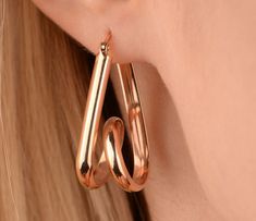 Our wave earring is 14k solid rose gold. It has a unique style that will you love it! It is shaped like a twisted wave that looks perfect. If you want this twisted dangle drop earring as a gift, it will be a perfect gift for your loved ones on their birthdays, graduations, mother's day, anniversaries, or valentine's day. Also, it can be a unique gift for yourself. :) 🎁 If you want, you can add a gift note for your loved ones. It arrives in a special jewelry gift box. 💎 We respond to your quest Modern Rose Gold Pierced Hoop Earrings, Modern Rose Gold Earrings For Anniversary, Modern Rose Gold Hoop Earrings For Gift, Modern Rose Gold Teardrop Earrings, Rose Gold Drop Earrings, Unique Earring, Rose Gold Earring, Gold Waves, Earring Gift