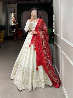 White Lehenga Choli, Orang India, Mirror Work Lehenga, Simple Lehenga, White Lehenga, Trendy Outfits Indian, Saree Bollywood, Georgette Lehenga, Stitched Lehenga