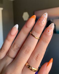 Nail Art For Short Oval Nails, Oval Nails Ideas Summer, Orange Nails With Daisies, Nail Art Ideas French Tip, Easy Orange Nail Designs, Oval Pastel Nails, Cute Simple Nails Design, Almond Shaped Nails With Flowers, Sparkle Nail Design Ideas