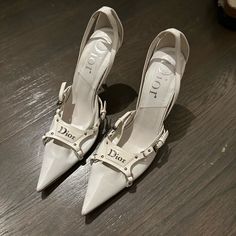 White Vintage Heels Old Money Heels, White Vintage Heels, Vintage Dior Heels, Vintage Chanel Heels, Heel Ideas, Dior Bridal, Vintage Kitten Heels, Elegant Shoes Heels, Dior Heels