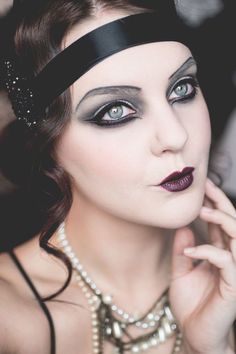 maquillage-charleston-coiffure-femme-année-20-coiffure-pin-up-bandeau Gatsby Style Makeup, 1923 Makeup, Roaring 20s Makeup Gatsby, Gatsby Nails 1920s, 1920 Halloween Costumes, Vintage Makeup 1920s, 20's Makeup, Maquillage Pin Up, 1920s Makeup Look