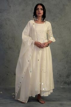 Shop for Charkhee White Embroidered Chanderi Kurta Palazzo Set for Women Online at Aza Fashions Gabriela Montez, डिजाइनर कपड़े, White Kurta, Salwar Kamiz, Kurti Designs Party Wear, Kurta Designs Women, Ethnic Outfits, Dress Indian Style, Indian Wedding Outfits