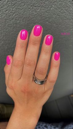 Classy Vacation Nails 2023, Pink Summer Dip Nails, Summer Nail Inspo Dip, Fushia Nails Ideas, Fun Prom Nails, Fushia Nail Designs Ideas, Fushia Nail Color, Shirt Square Nails, Short Round Nails Summer