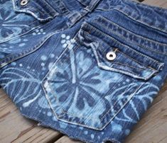 Aesthetic Bleached Jeans, Bleach Denim Design, Jean Shorts With Designs, Jean Short Painting Ideas, Painted Shorts Aesthetic, Painting Denim Jeans, Jean Bleach Designs, Bleach On Jeans, Shorts Painting Ideas