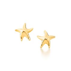 The starfish evokes life beneath the waves and in the celestial heavens. Earrings in 18k gold, for pierced ears. 12 mm wide. Original designs copyrighted by the Nando and Elsa Peretti Foundation | Elsa Peretti® Starfish Earrings in 18k Gold Tiffany Gold, Tiffany Earrings, Preppy Jewelry, Mode Zara, Starfish Pendant, Starfish Earrings, International Jewelry, Gold Jewelry Earrings, Elsa Peretti