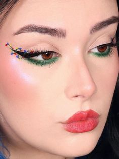 Simple Christmas Makeup Natural, Christmas Make Up Looks Holiday Makeup, Cute Christmas Makeup Looks Simple, Grunge Christmas Makeup, Christmas Eyeliner Ideas, Subtle Christmas Makeup, Holiday Eyeliner, Creative Christmas Makeup Ideas