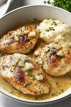 Creamy Garlic Chicken Garlic Chicken Breast Recipes, Cozy Dinners, Mushroom Cream Sauces, Creamy Garlic Chicken, Chicken Breast Recipe, Crusted Chicken, Breast Recipe, Creamy Garlic, Chicken Recipes Casserole