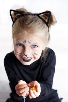 Halloween Trucco, Halloween Barn, Diy Makeup Palette, Carnaval Make-up, White Eyeliner Makeup, Kitty Face Paint, Face Painting Easy, Kids Face Paint, Birthday Makeup