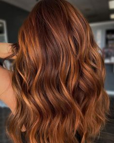 Fall Highlights For Light Brown Hair, Fall Hair Auburn, Auburn Hair Color Balayage, Cooper Balayage Brunettes, Dimensional Copper Hair, Warm Caramel Balayage, Hair Color For Fall, Rambut Brunette