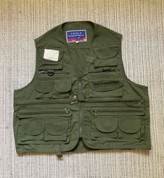 This is a great vintage y2k vest. Great for everyday wear and layering.  Size: M Measurements of it laying flat: length - 54cm/ 21.2in pit to pit - 58cm/ 22.8in .. Y2k Vest, Khaki Vest, Vest With Pockets, Style Vest, Vintage Vest, Vest Outfits, Military Style, Vintage Streetwear, Military Fashion