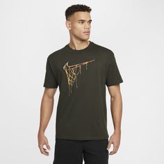 This tee offers a loose fit with soft midweight cotton to give a structured feel on the courts and beyond. Louis Vuitton Taschen, Sneaker Trend, Basketball T Shirt, Mens Basketball, Green Cotton, Emporio Armani, Casual Looks, Nike Men, Baskets