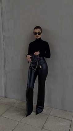 Winteroutfits Chic, Shannon Core, Shoes Inspiration, Leather Pants Outfit, Chique Outfits, Life Board, 2024 Style, Men Streetwear, Black Leather Pants