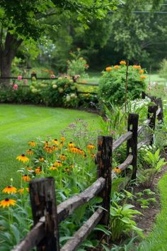 Berry Patch Layout Garden Ideas, Bloxburg Outside, Best Garden Layout, Garden Layout Ideas, Ideas For Front Of House, Front Garden Design, House Bloxburg, Cottage Garden Design, Garden Yard Ideas