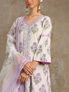 Trendy Salwar Suit Designs, Simple Cotton Suits Designs, Bell Sleeves Kurti, Printed Salwar Suit, Lawn Dress Design, Cotton Suit Designs, Cotton Salwar Suit, Lavender Cotton, Lavender Fabric