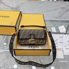 Material: Jacquard Size: 26 x 14 x 4 cm Gold colored metallic pieces Brand box and dust bag included Top Handbags, Girl Backpacks, Fabric Bag, Sierra Leone, Chanel Handbags, New Bag, Louis Vuitton Handbags, Luxury Handbags, Luxury Bags