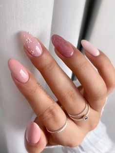 Nude pink nails with glitter and flowers Pink Glitter Nails, Nagel Tips, Girly Acrylic Nails, Flower Nail, Nail Designs Glitter, Oval Nails, Dipped Nails, Elegant Nails, Fancy Nails