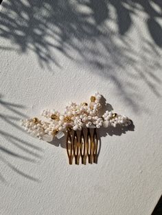 Amara's delicate hair comb draws inspiration from the seaside and its golden sandy beaches. The comb features beautiful creamy white seed beads, which are hand-wired to resemble the waves and attached to a gold-plated hair comb. This stunning hair accessory is perfect for complementing softly styled romantic hair or side-swept waves. The hairpiece is sent in beautifully packaged in a Medze Bride gift box. As AMARA'S hair comb is made to order I cannot accept refunds/exchanges. But if you have any problems with your order please email me and I'll be happy to help you. Bridal Side Hair, Romantic Hair, Hair Accessories Bridal, Pearl Hair Combs, Hair Scarf Styles, Jewellery Bridal, Hair Jewellery, Side Swept, Bridal Hair Clip