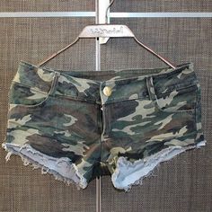 Look Short Jeans, Jean Shorts Outfit, Camouflage Jeans, Jean Short Outfits, Shorts Outfits Women, Look Short, Pants Denim, Short Denim, 2000s Fashion Outfits