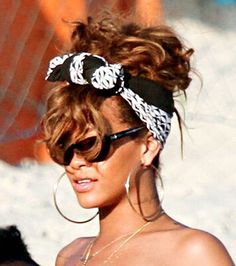 70s Bandanna Hairstyle, Retro Bandana Hairstyles, Bandana Hairstyles Updo Messy Buns, Messy Bun With Bandana, Rihanna Bandana, Head Scarf Short Hair, Hair Styles Bandana, Bandana Looks, Bandana Beach