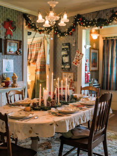 Christmas Decorated Dining Room Small Cozy Dining Room, Neutral Christmas Tablescapes, Christmas Decorated Room, Christmas Dinner Table Ideas, Christmas Home Aesthetic, Swedish Christmas Decorations, Cozy Dining Room, Christmas Entry, Christ Centered Christmas