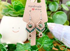 Micro-macrame earrings made with Linhasita thread and Jade and stainless steel beads. Green Bohemian Woven Earrings, Adjustable Green Macrame Jewelry, Macrame Stud Earrings, Bohemian Green Macrame Earrings, Micro Macrame Hoop Earrings, Macrame Earrings, Micro Macrame, Jade, Macrame