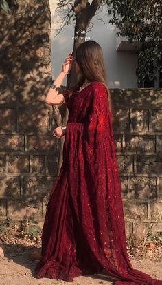 Saree Dpz Girl, Girls In Saree Aesthetic, Saree Picture Ideas, Girl In Saree Aesthetic, Aesthetic Poses In Saree, Dp Girls Stylish, Saree Pics Poses, Sarees Poses, Aesthetic Saree Look