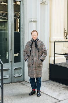 Men Coat Outfit, Fashion For Men Over 40, Long Coat Outfit, Mens Inspiration, High Fashion Branding, Prep Style, Savile Row