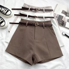 Upgrade your summer wardrobe with our A-Line High Waist Shorts. Made for the chic office lady, these shorts feature a flattering A-line cut and a high waist fit that elongates your silhouette. Complete the look with the included belt for a touch of vintage flair. Perfect for spring and summer, these shorts are a must-have for any stylish woman. Short Elegantes, Sirens Fashion, High Waist Short, Summer Office, Slim Suit, Oversize Women, Chic Office, Trendy Shorts, Black Suits