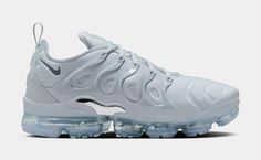 Air Vapormax Plus The Nike Air VaporMax Plus looks to the past to propel you into the future. This revamp nods to the 1998 original with its signature overlays, cushioned upper and heel logo. Revolutionary VaporMax Air technology brings it into today. Specs Nike VaporMax Air technology provides ultra lightweight cushio Shoes Cool, Mens Running Shoes, Mens Running, Air Max Plus