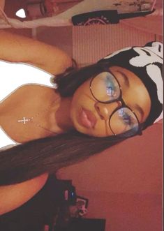 Gaming Tv, Pretty Dark Skin, Cute Makeup Looks, Glasses For Women, Sports Glasses, Selfie Ideas Instagram, Foto Ideas Instagram, Girls With Glasses, Ideas For Instagram Photos