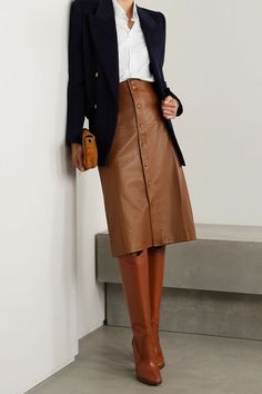 Skirt Office, Private Banking, Brown Leather Skirt, Classic White Shirt, Wardrobe Edit, Cotton Poplin Shirt, Looks Chic, 가을 패션, Poplin Shirt