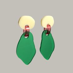 Boucles d'oreilles couleur givré * jaune pale * framboise * vert pomme Matière Plexiglas, Argent 925 Dimension 3x7,3cm Les tiges sont en argent925 garanties sans nickel et anti-ternissement. Dessiné, découpé et assemblé par nos quatre mains dans un atelier proche de Paris. L'acrylique est très léger et agréable à porter L'envoi se fait dans un emballage de protection par lettre suivie. Prêt à expédier sous 1_2 jours ouvrés Merci de nous contacter pour tout renseignement ! www.studiosophietam.com Trendy Green Drop Earrings, Playful Green Earrings For Party, Modern Green Earrings As Gift, Playful Green Earrings For Parties, Trendy Handmade Green Earrings, Green Plastic Jewelry For Gifts, Green Plastic Earrings For Gifts, Playful Handmade Green Earrings, Handmade Playful Green Earrings