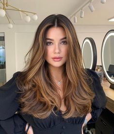 Sofia Vargas Hair, Balyage Medium Hair Brunettes, Simple Sophisticated Outfits, Balayage For Morena, Pale Skin Brown Eyes Hair Color Ideas, Baby Lights Miel, Caramel Beige Balayage, Morena Hair Color, Brunette Balayage Hair Medium